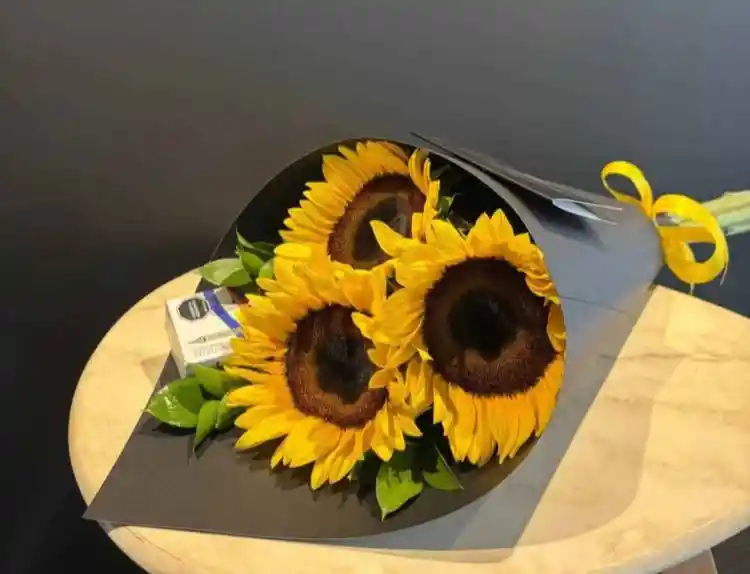 Ramo De Flores Con Girasoles (arreglo Floral -regalo Para Mujer-bouquet De Flores Amarillas - Feliz Cumpleaños)