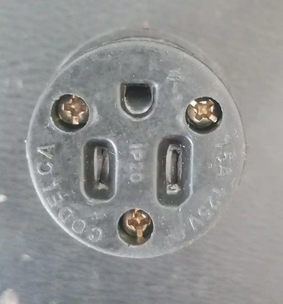 Toma Aerea Con Polo 15 Amp