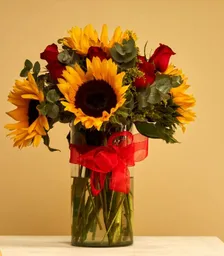Girasoles Y Rosas En Jarron