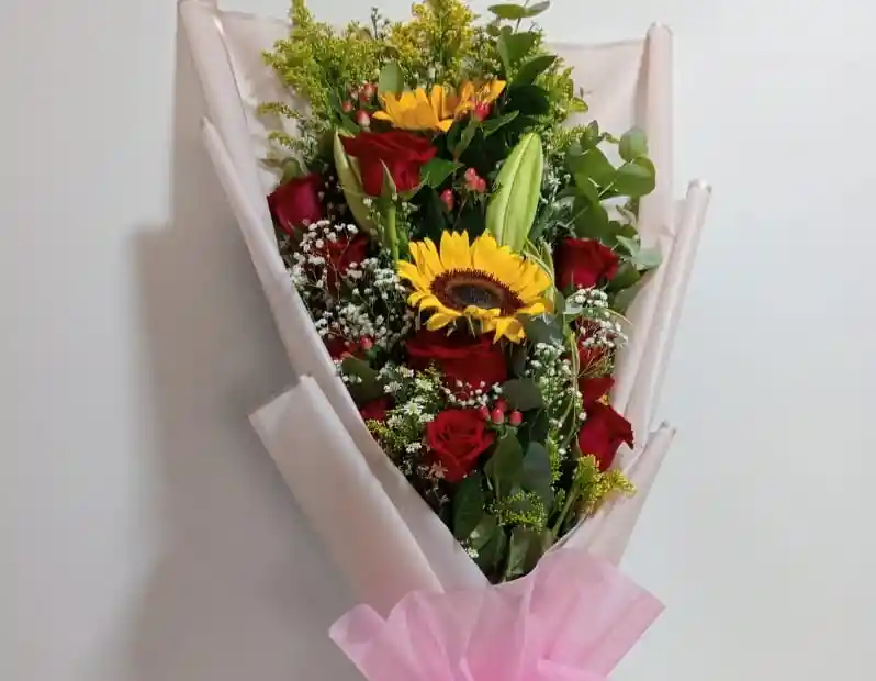 Flores Rosas, Girasoles Y Lirios - Bouquet Esencia De Primavera