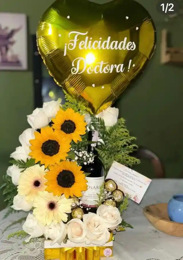 Arreglo De Flores (ramo De Flores Con Rosas Rojas - Regalo Para Mujer-bouquet De Flores - Feliz Cumpleaños)