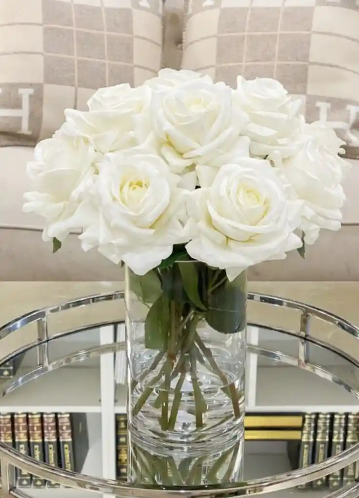 Jarrón De Rosas Blancas