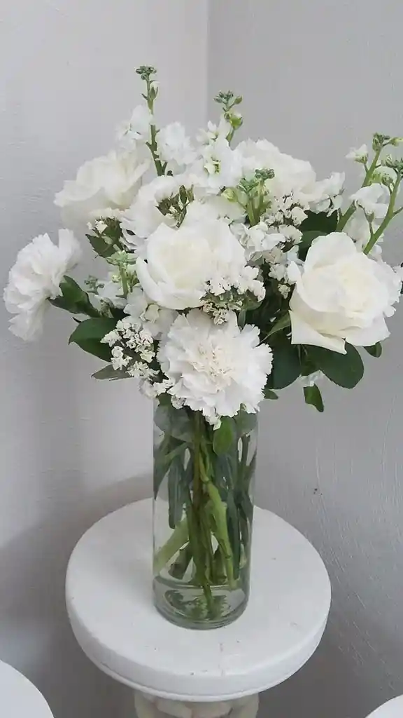 Jarrón De Claveles Blancos