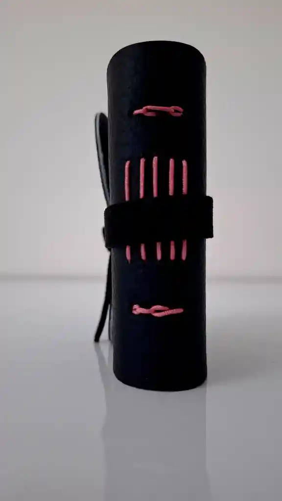 Viajera Negra Mini (hilo Rosa)