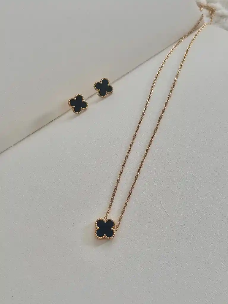 Set Collar Y Aretas Flores Negras