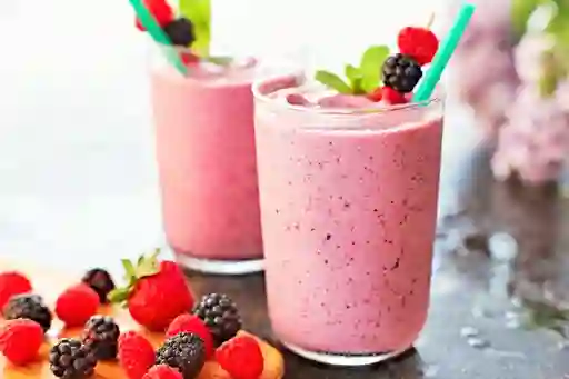 Jugo De Frutos Rojos En Leche