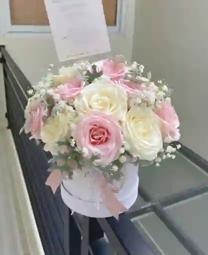 Caja Redonda De Rosas Blancas Y Rosadas