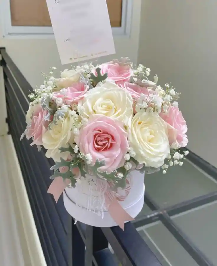Caja Redonda De Rosas Blancas Y Rosadas