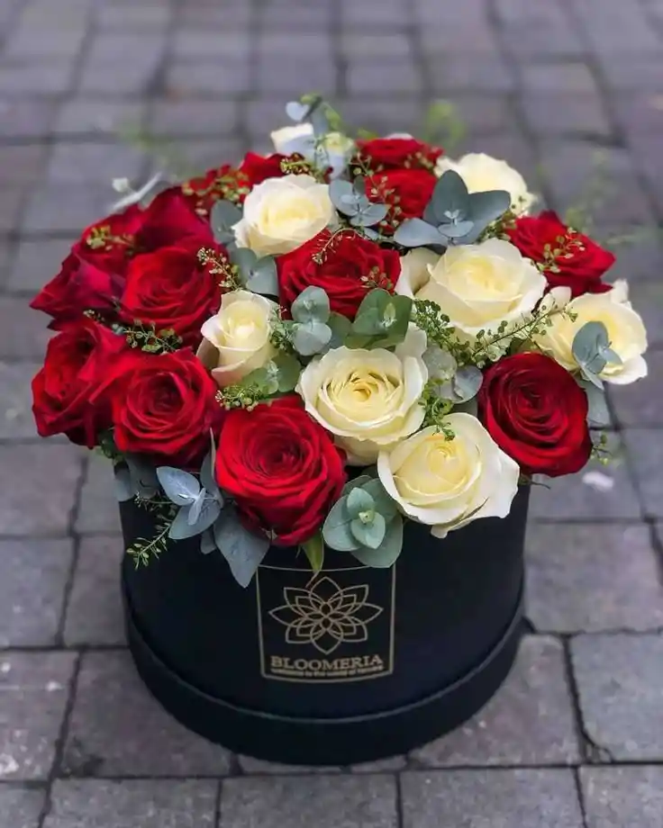 Caja Redonda De Rosas Blancas Y Rojas