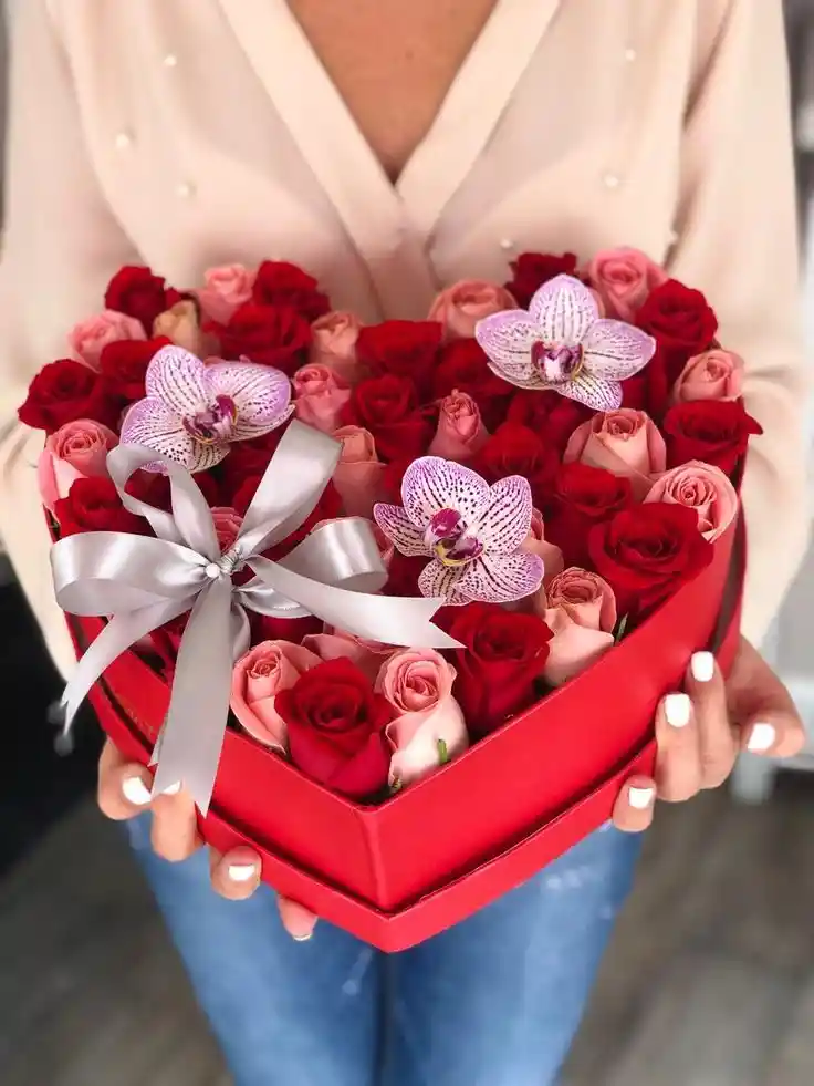 Caja De Corazon De Rosas Rojas Y Rosadas