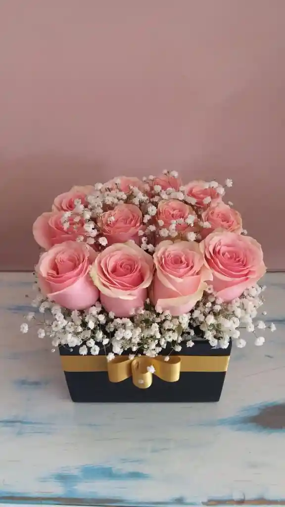 Caja Cuadrada De Rosas Rosadas