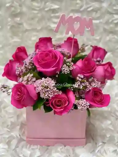 Caja Cuadrada De Rosas Fuscias