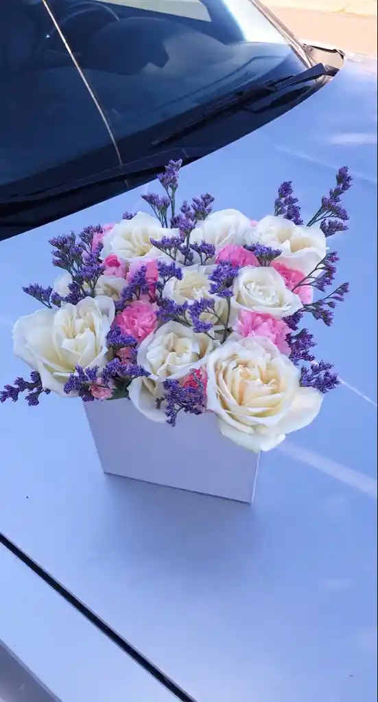 Caja Cuadrada De Rosas Blancas