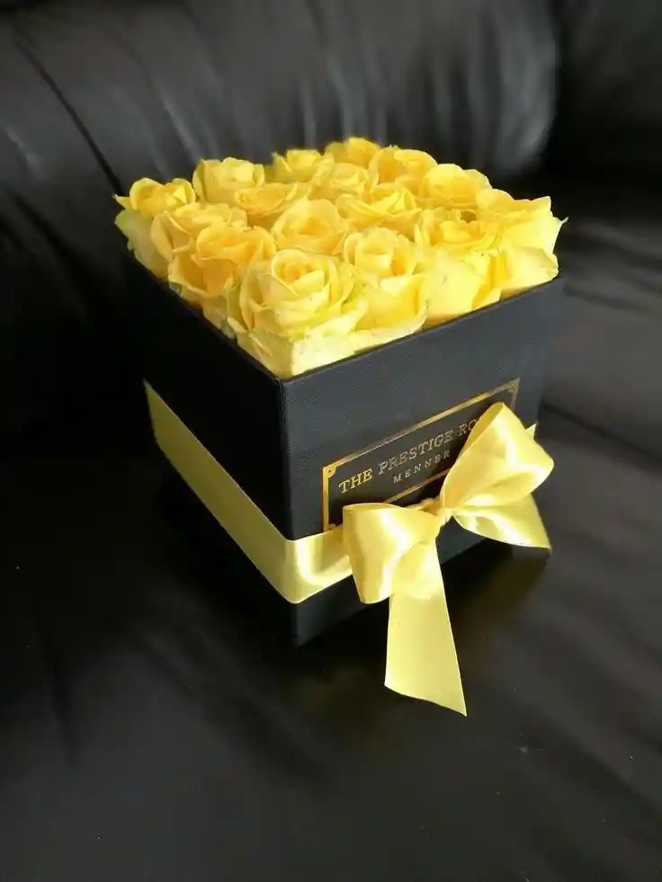 Caja Cuadrada De Rosas Amarillas