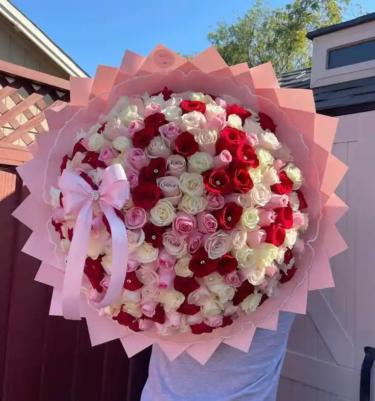 Ramo Buchon De Rosas Rosadas, Blancas Y Rojas