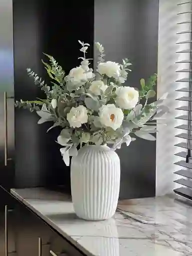 Jarrón De Rosas Blancas