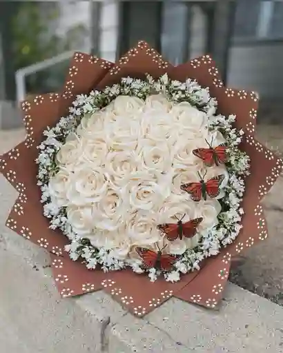 Ramo Buchon De Rosas Blancas