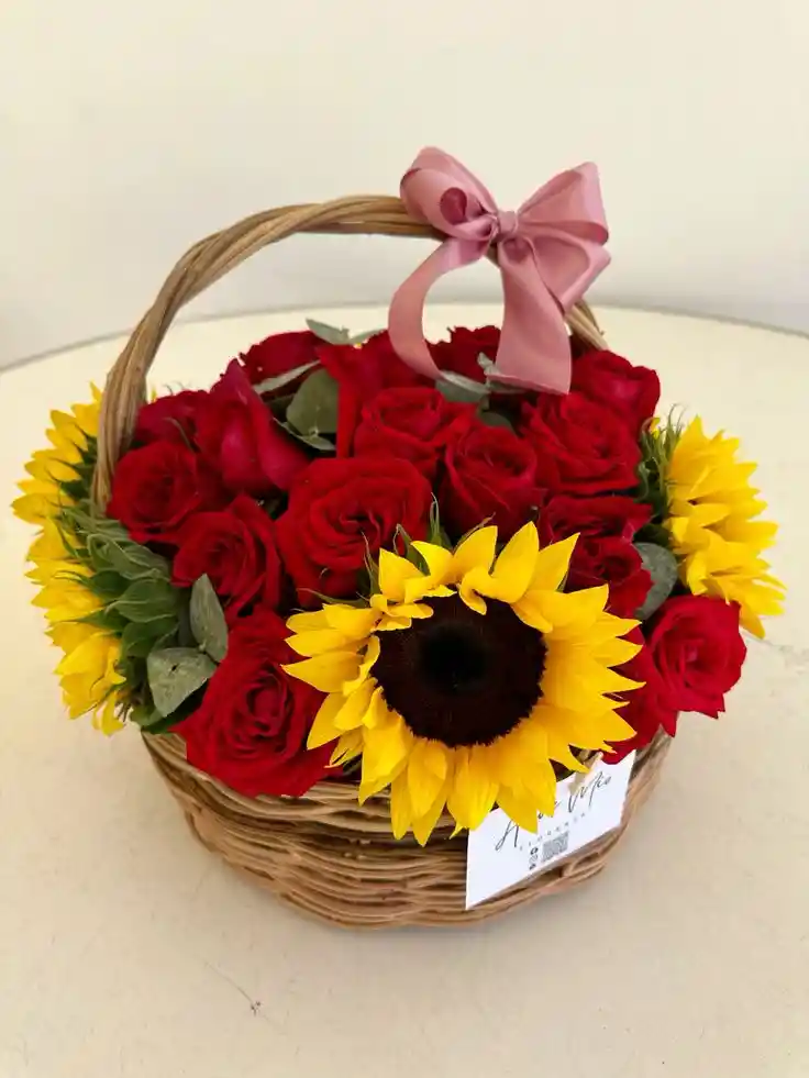 Canasta De Rosas Rojas Con Girasoles