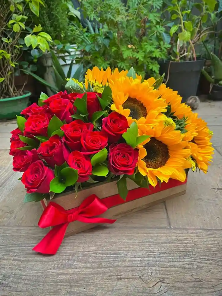 Caja Rectangular De Rosas Rojas Y Girasoles