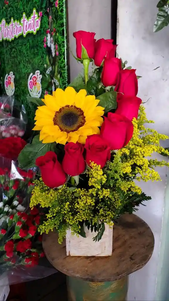 Caja Cuadrada En Forma De Cascada Con Rosas Rojas Y Girasol
