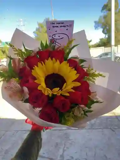 Bouquet De Rosas Rojas Con Girasol