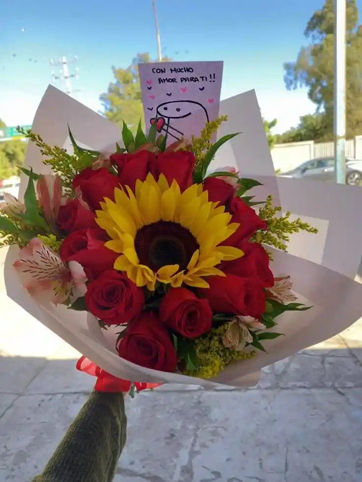 Bouquet De Rosas Rojas Con Girasol