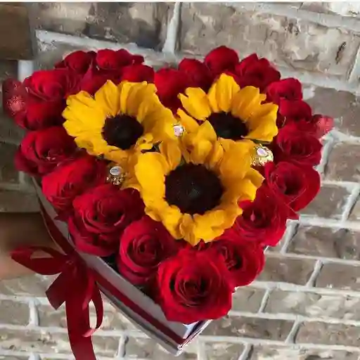 Caja De Corazon Con Rosas, Girasoles Y Chocolates