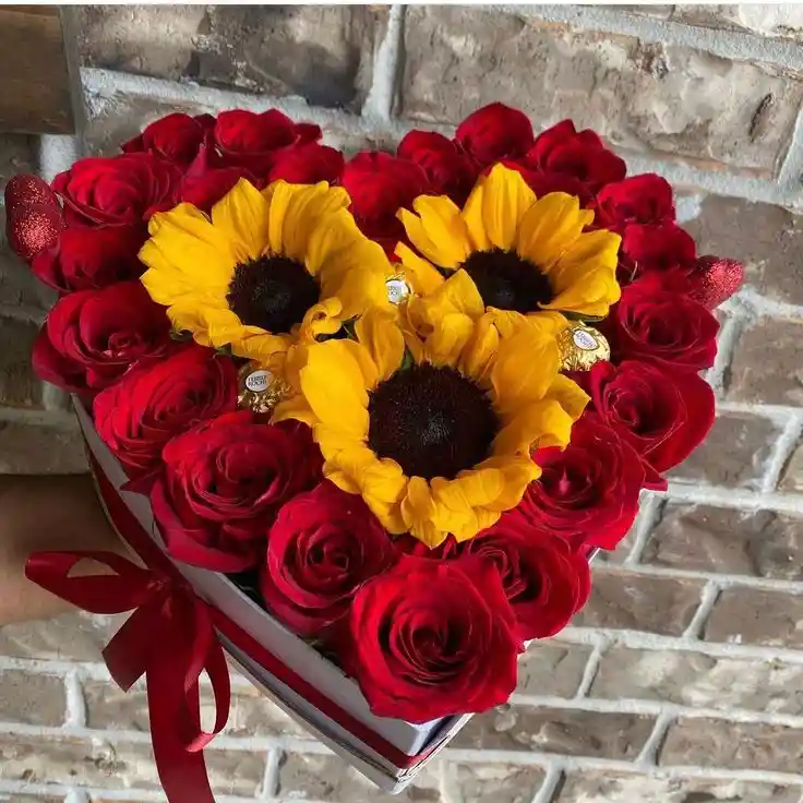 Caja De Corazon Con Rosas, Girasoles Y Chocolates