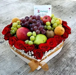 Caja De Corazón Con Rosas Y Frutas