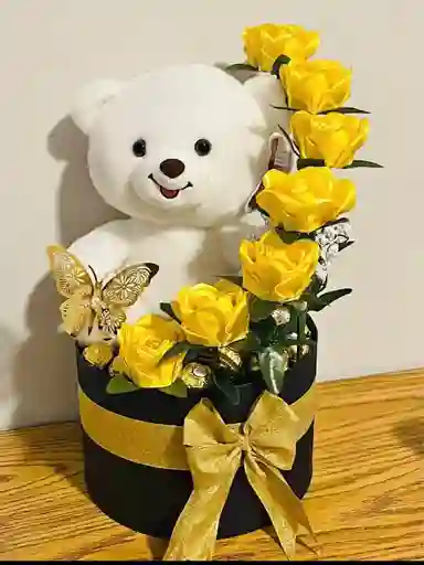 Caja De Cascada De Rosas Amarillas Con Peluche Y Chocolates