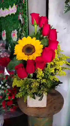 Caja Cuadrada En Forma De Cascada Con Rosas Rojas Y Girasol