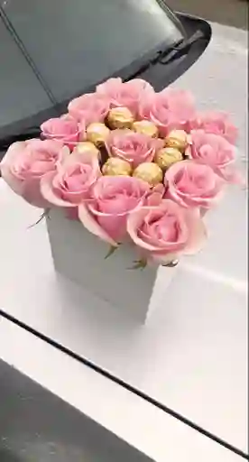 Caja Cuadrada De Rosas Rosadas Con Chocolates