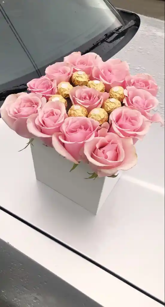 Caja Cuadrada De Rosas Rosadas Con Chocolates