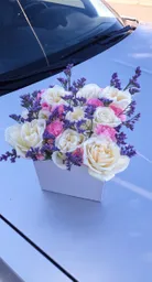 Caja Cuadrada De Rosas Blancas