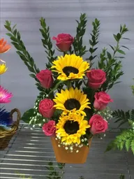 Canasta Mediana De Girasoles Y Rosas