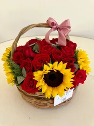Canasta De Rosas Rojas Con Girasoles