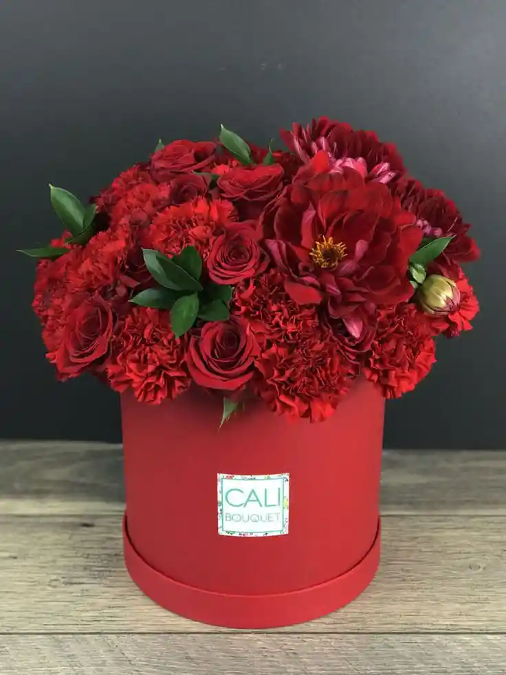 Caja Redonda De Rosas Rojas Con Clavel