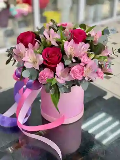 Caja Redonda De Rosas Y Astromelias