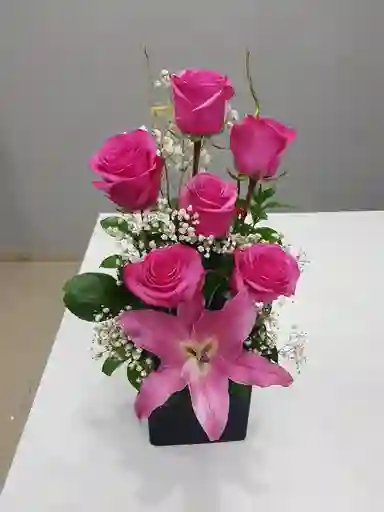 Caja Mini De Rosas Rosadas Y Lirio