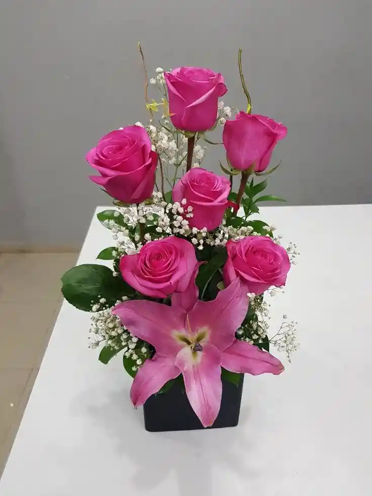 Caja Mini De Rosas Rosadas Y Lirio