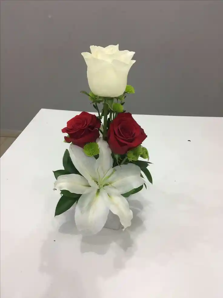 Caja Mini De Rosas Con Lirio