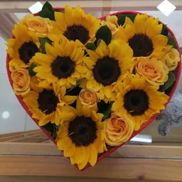 Caja De Corazon De Girasoles Y Rosas Amarillas