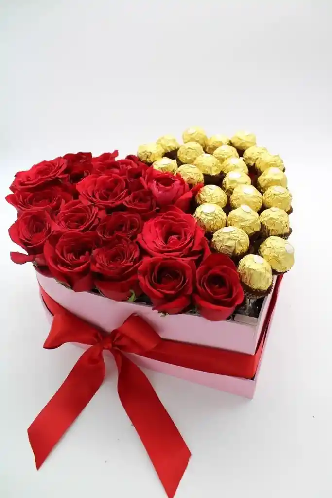 Caja De Corazon Con Rosas Rojas Y Chocolates