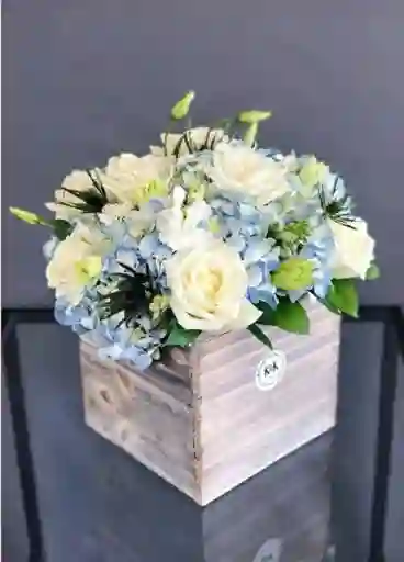 Caja Cuadrada De Hortensias Con Rosas