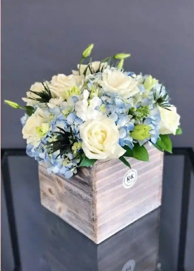 Caja Cuadrada De Hortensias Con Rosas