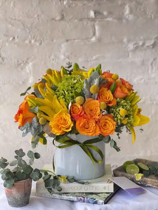 Caja Redonda De Mix De Flores Naranjas