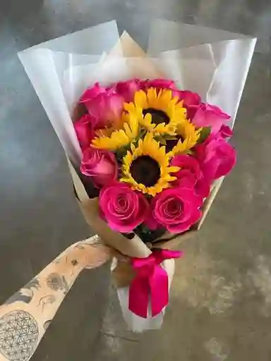 Bouquet De Rosas Fuscias Con Girasoles