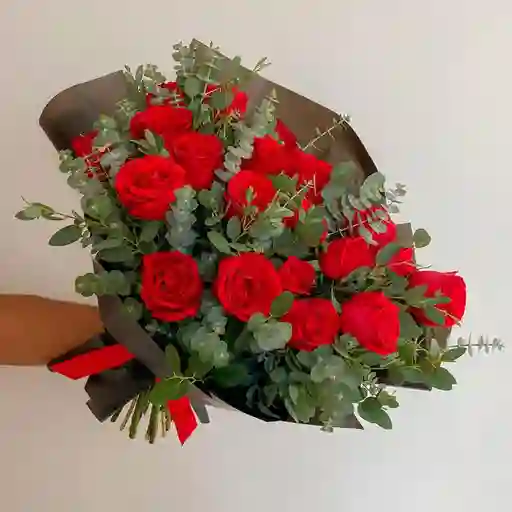Flores En Ramo De Rosas Rojas