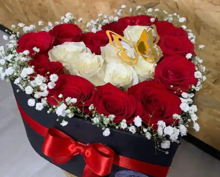 Arreglo De Flores (ramo De Flores Con Rosas Rojas - Regalo Para Mujer-bouquet De Flores - Feliz Cumpleaños)