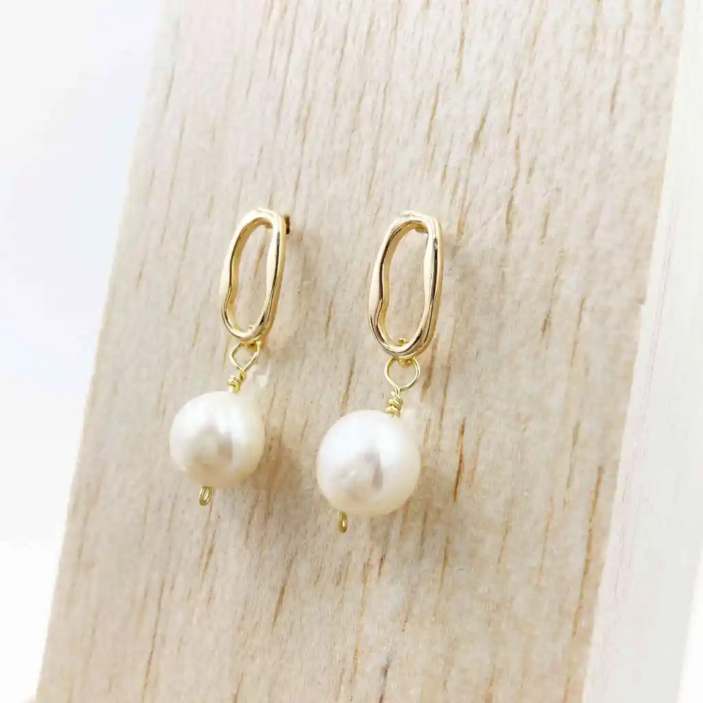 Aretes Óvalos Dorados Con Perlas